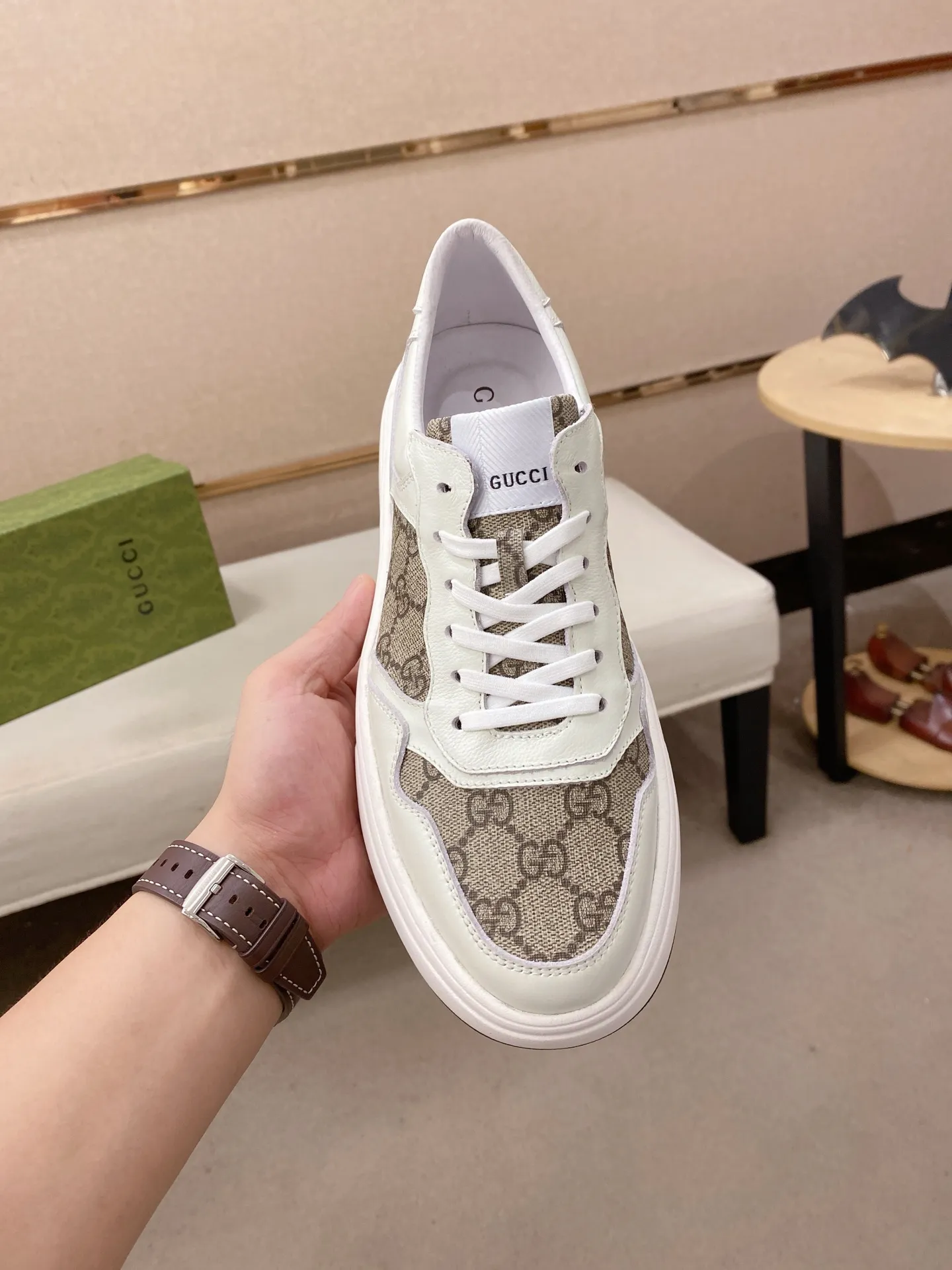 Men's shoes 💰 440 💰 High-quality new GUCCI counters are launched simultaneously. The new men's shoes, 😘fabrics are selected from imported cowhide, and the lining is sheepskin lining. 👍🏿 High-end ☄️ air-cushion molded anti-slip rubber outsole, exquisite lines, simple and elegant, comfortable and high-end for leisure travel. Code number: 38 to 44 (45 can be customized and cannot be returned or exchanged)